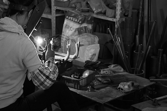 小作坊形式的生產(chǎn)車(chē)間，臟、亂、差